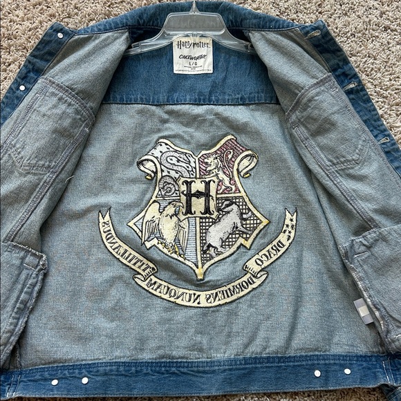 NWOT Harry Potter Hogwarts Embroidered Denim Jacket by Cakeworthy - L - Picture 11 of 14